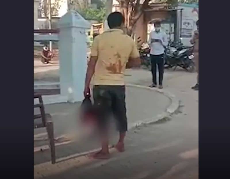 चिन्नर बदहवास होकर पत्नी का सिर लेकर बाजार होते हुए सीधे पुलिस के पास कोतवाली पहुंच गया। वो पत्नी के बाल से उसके कटे सिर को अपने हाथ में लिए था। जिससे कोतवाली में हड़कंप मच गया।