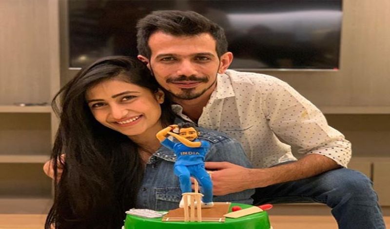 हाल ही में चहल ने इंस्टा पर अपनी और धनश्री की एक तस्वीर शेयर की। इसमें दोनों स्टेडियम और चहल के स्टैच्यू से कम्पलीट केक के साथ दिखाई दे रहे हैं। चहल ने इसके कैप्शन में हार्ट इमोजी दिया है। 