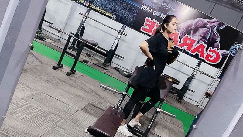 ऐसे में उन्हें सिंदूर लगाए देख सोशल मीडिया पर फैंस सवाल खड़ा रहे हैं कि जब शादी नहीं हुई है तो उन्होंने मांग में सिंदूर क्यों लगा रखा है और जबकि कोई शूटिंग सेट पर भी नहीं हैं। बहरहाल, इसे लेकर अभी तक उनकी तरफ कोई ऑफिशियल बयान सामने नहीं आया है। 