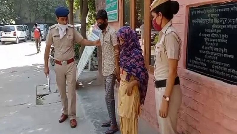 बच्चे के सौतेले पिता पर भी उसे बेल्ट से पीटने का आरोप है। बच्चे के टॉर्चर की कहानी सुनकर हर कोई हैरान है। आगे पढ़ें इसी खबर के बारे में...
