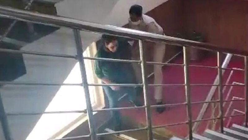 महिला नर्स है। उसने आरोप लगाया कि इंडियन पेशेंट केयर के मालिक ने शादी का झांसा देकर उसके साथ रेप किया। हालांकि पुलिस के डर से शादी कर ली। लेकिन बाद में प्रताड़ित कर रहा था। वो इसी की शिकायत को लेकर पुलिस के चक्कर काट रही थी।

