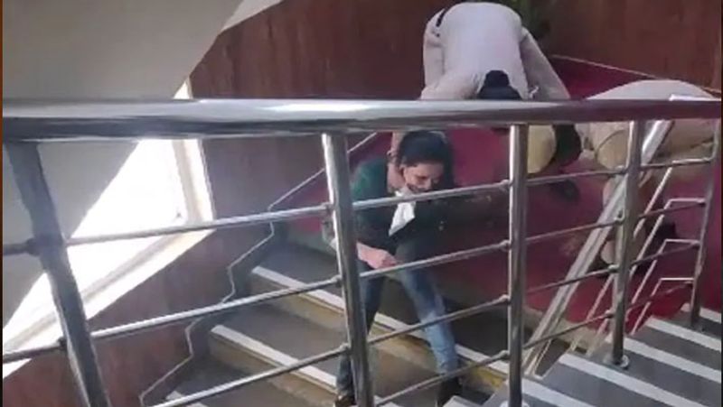 एसीपी हेड क्वार्टर उषा कुंडू ने बताया कि 28 वर्षीय महिला यूपी की रहने वाली है। उसके खिलाफ सिविल लाइन्स थाने में सुसाइड की कोशिश का केस दर्ज कराया गया है।