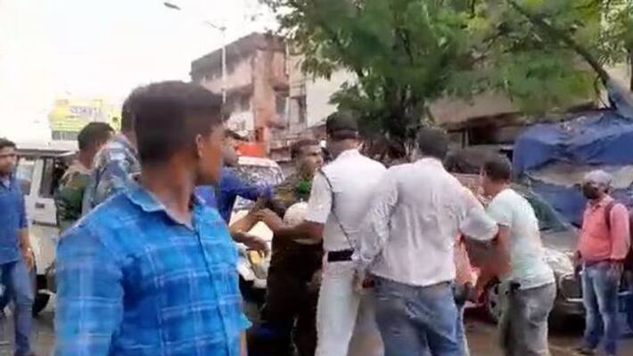 Traffic Surgeon assaulted by bengal police in Kolkata BTD Traffic Surgeon assaulted by bengal police in Kolkata BTD