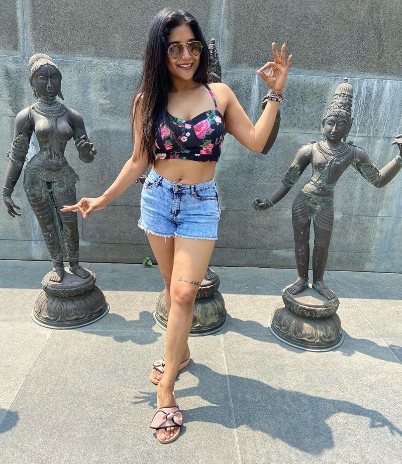bigg boss actress sakshi transparent dress photo going viral