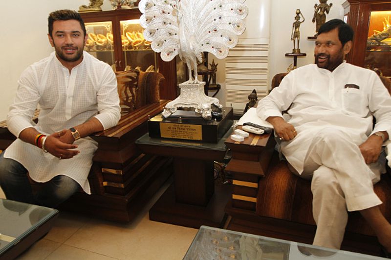 2015 में अनिल तेजस्वी यादव की मौजूदगी में आरजेडी में शामिल हो गए थे। अनिल ने ससुर रामविलास पर कई आरोप लगाए थे। उन्होंने पासवान के पारिवारिक मसले को सार्वजनिक उठाया था और आरोप लगाए थे कि जिस तरह चिराग की परवरिश हुई और उन्हें सुख सुविधाएं मिली पासवान ने वैसी परवरिश बेटियों की नहीं की। 