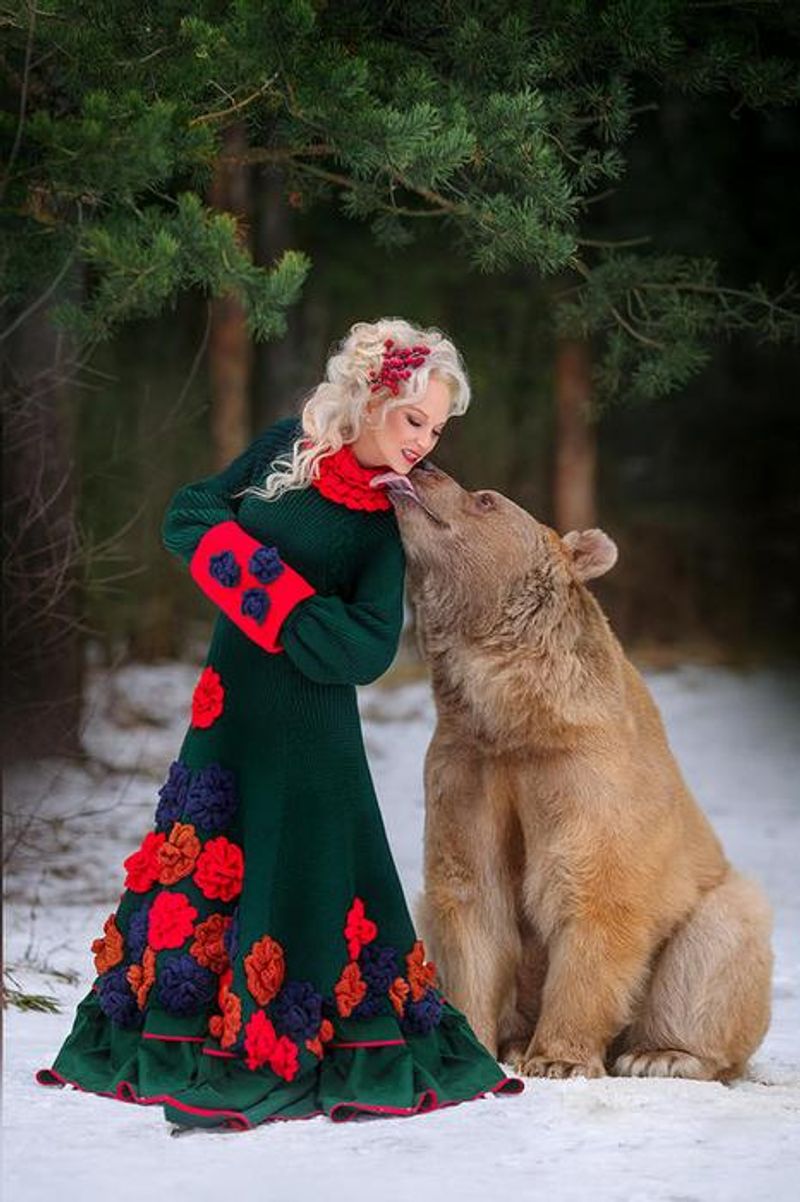 Photoshoot with a brown bear