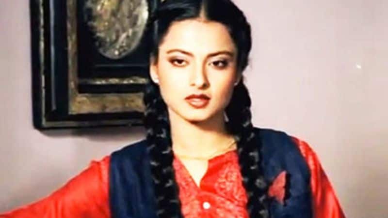 मीडिया रिपोर्ट्स में कहा जाता है कि रेखा मुमताज और जितेंद्र की दीवानी थीं। एक बार तो ऐसा हुआ था कि जितेंद्र की शूटिंग देखने के लिए एक्ट्रेस को पुलिस को डंडे भी खाने पड़े थे। 