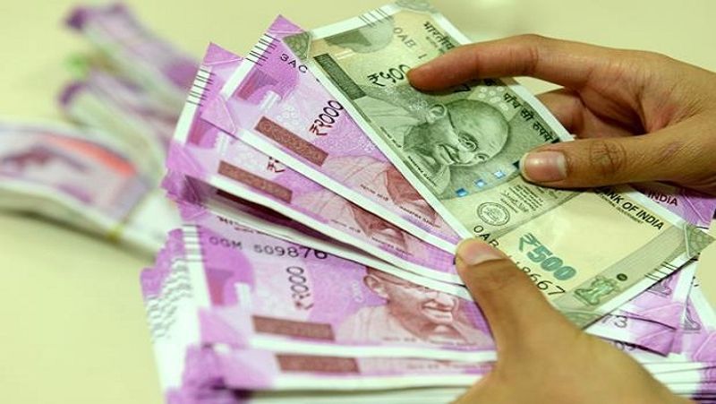 नेट बैंकिंग की सुविधा
पोस्ट ऑफिस में खाता खोलने पर भी अब नेट बैंकिंग (Internet Banking) की सुविधा का लाभ उठाया जा सकता है। पोस्ट ऑफिस में यह सुविधा शुरू हो जाने से अब घर बैठे ही खाते से जुड़े सारे जरूरी काम निपटाए जा सकते हैं, साथ ही कहीं भी पैसा ट्रांसफर किया जा सकता है।
(फाइल फोटो)