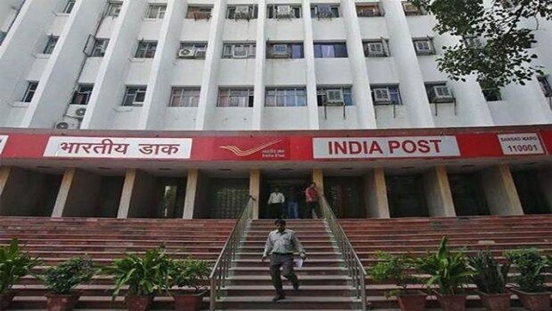 3 महीने पर ब्याज दरों में हो सकता है बदलाव
पोस्ट ऑफिस की स्मॉल सेविंग्स स्कीम्स में जमा राशि पर मिलने वाले ब्याज में हर तीसरे महीने बदलाव हो सकता है। इसके बारे में नोटिफिकेशन जारी करके जानकारी दी जाती है। इस साल यही लगातार तीसरी तिमाही है, जब पोस्ट ऑफिस की स्मॉल सेविंग्स स्कीम्स की ब्याज दरों में कोई बदलाव नहीं किया गया है।
(फाइल फोटो)
