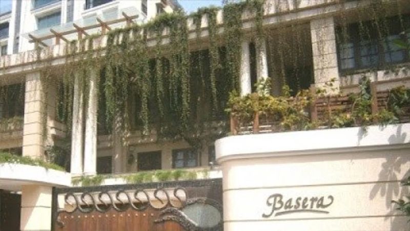 रेखा का बांद्रा में आलीशान बंगला है इसके अलावा भी उनके पास कई बंगले है। 
