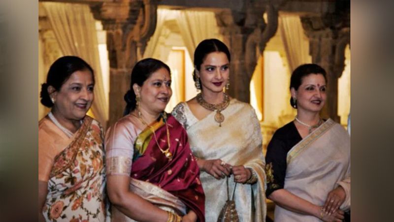रेखा काफी टाइट सिक्योरिटी में रहती है। खबरों की मानें तो उनके घर के दरवाजों पर कोई आम लॉक नहीं है बल्कि हाईटेक लॉक है कि जो मशीनों से ही खुले है, जिसे हर कोई उसे नहीं खोल सकता।
