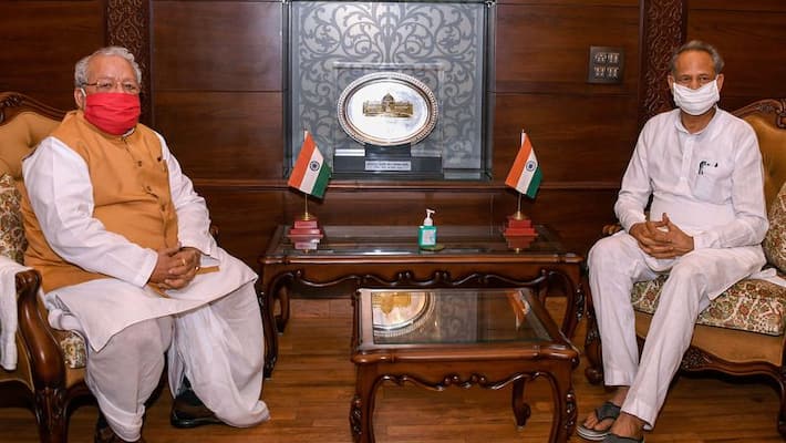 Rajasthan governor reviews law and order situation with CM Ashok Gehlot after priest murder -ymn Rajasthan governor reviews law and order situation with CM Ashok Gehlot after priest murder -ymn