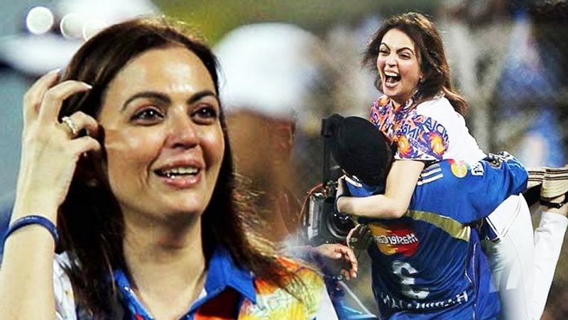 साल 2010 में जब मुंबई इंडियन्स फाइनल में पहुंची तो टीम के गोंदबाद हरभजन सिंह इतने खुश हो गए कि उन्होंने टीम की मालकिन नीता अंबानी को मैदान में ही गोद में उठा लिया। तब मुंबई में हुए इस मैच में मुंबई इंडियन्स ने रॉयल चैलेंजर्स बेंगलुरु को हरा कर फाइनल में प्रवेश किया था। 