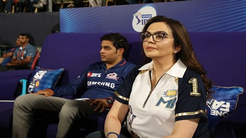 आईपीएल के एक मैच के दौरान नीता अंबानी अपने बड़े बेटे आकाश अंबानी के साथ। इन मैचों में अक्सर उनके साथ दोनों बेटों में एक कोई जरूर होता है। इन मौकों पर उनके साथ छोटे बेटे अनंत अंबानी ज्यादा दिखते रहे हैं। 