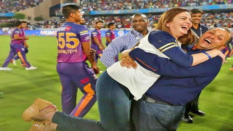 एक मैच में मुंबई इंडियन्स की जीत के बाद टीम के प्रबंधन से जुड़े एक शख्स इतने खुश हुए कि उन्होंने नीता अंबानी को बांहों में भर कर उठा लिया। यह तस्वीर भी काफी चर्चा में रही थी। 