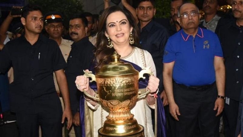 आईपीएल के एक मैच में मुंबई इंडियन्स की जीत के बाद ट्रॉफी लिए नीता अंबानी। 