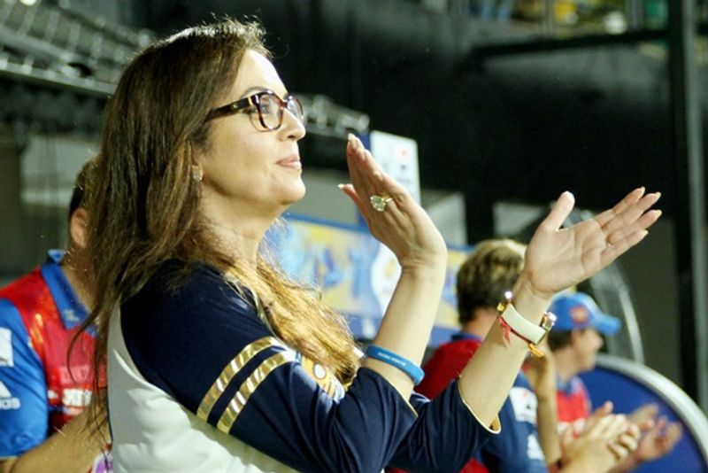 नीता अंबानी आईपीएल के मैचों में अपनी टीम का उत्साह बढ़ाने जरूर जाती हैं। वे एक-एक खिलाड़ी से मिलती हैं और उन्हें बढ़िया खेलने पर शाबासी देती हैं। 