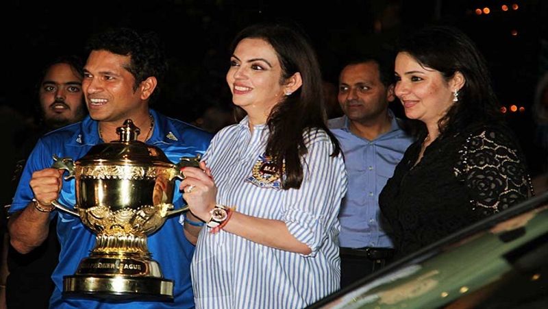 आईपीएल के एक मैच में मुंबई इंडियन्स की जीत के बाद सचिन तेंदुलकर के साथ ट्रॉफी लिए नीता अंबानी। साथ में सचिन तेंदुलकर की पत्नी भी नजर आ रही हैं। 