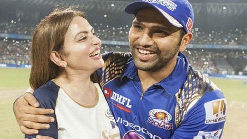 आईपीएल के एक मैच में मुंबई इंडियन्स की जीत के बाद नीता अंबानी इतनी खुश हुईं कि उन्होंने खिलाड़ी रोहित शर्मा को बांहों में भर लिया। रोहित शर्मा अभी मुंबई इंडियन्स के कप्तान हैं। 