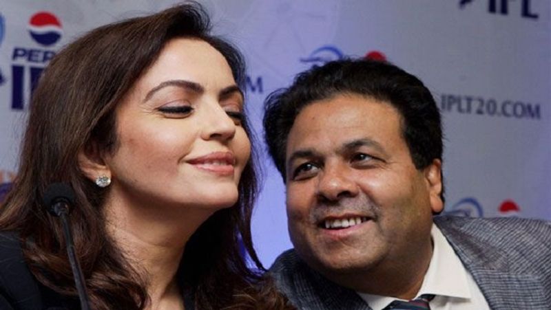 कांग्रेस के नेता और बीसीसीआई के उपाध्यक्ष रह चुके राजीव शुक्ला के साथ नीता अंबानी की एक खास तस्वीर। 