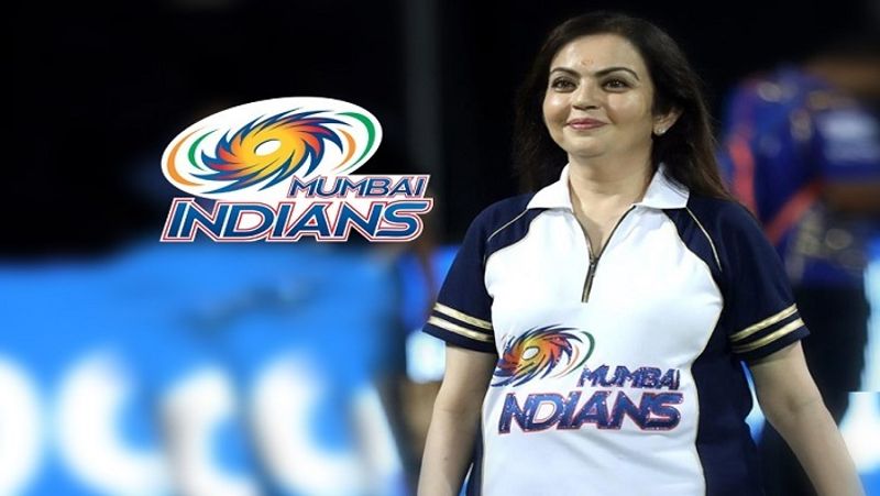 आईपीएल के मैच इवेंट के दौरान मुंबई इंडियन्स की टी-शर्ट पहने खिलाड़ियों का उत्साह बढ़ाने के लिए मौजूद हैं नीता अंबानी। 