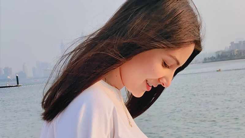 लॉकडाउन के दौरान विराट और अनुष्का ने साथ में काफी क्वालिटी समय बिताया। कोहली लॉकडाउन के दौरान घर पर ही आइसोलेशन में रहे थे और इस महामारी के खतरे को देखते हुए उन्होंने टीम के साथ यूएई जाना भी सही नहीं समझा और वे मुंबई से सीधे यूएई पहुंचे थे।