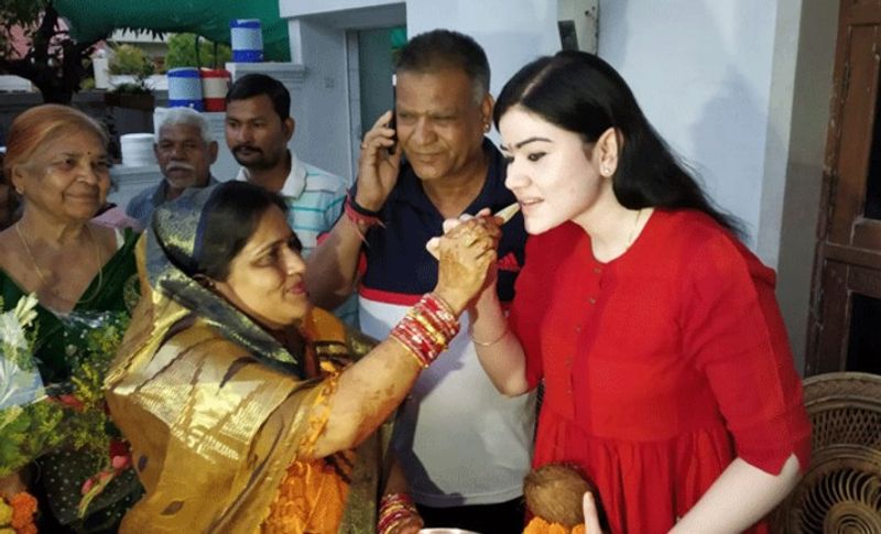 यूपीएससी परीक्षा पास करने के बाद माता-पिता ने बेटी को मिठाई खिलाकर और तिलक लगाकर शुभकामनाएं दी थीं।