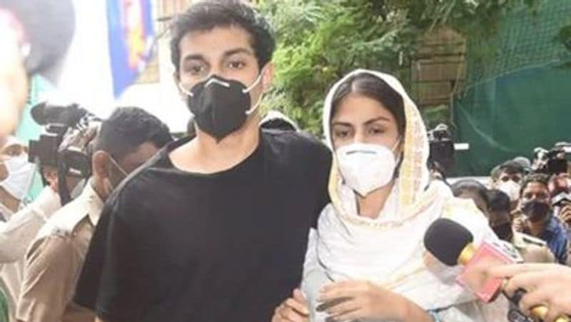 rhea chakraborthy mother said she wants to end life herself arj