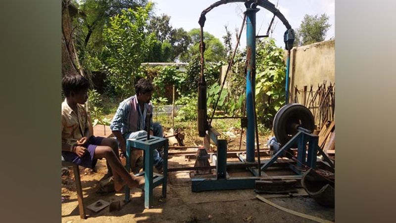 इस हैमर मशीन के निर्माण में शंकर ने कबाड़ से गाड़ी का पट्टा, घिसा और फटा टायर आदि का इस्तेमाल किया। यह 2 एचपी मोटर से चलती है।