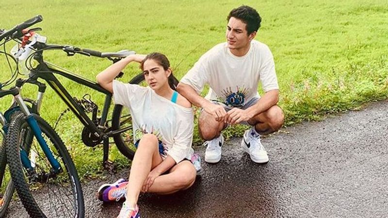 बता दें कि इब्राहिम की अपने बहन के साथ बेहतरीन बॉन्डिंग है। दोनों को अक्सर को साइकिल चलाते और साथ में मस्ती करते देखा जा सकता है। 