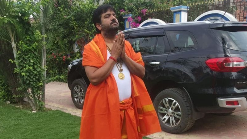 चिराग पासवान (Chirag Paswan) की एलजेपी (LJP) के ऐसे ही बाहुबली उम्मीदवार हैं हुलास पांडे (Hulas Pandey)। पार्टी ने हुलास को इस बार ब्रह्मपुर विधानसभा सीट से उम्मीदवार बनाया है। बालू कारोबार के लिए मशहूर आरा और बक्सर जिले में हुलास पांडे का काफी दबदबा है।
