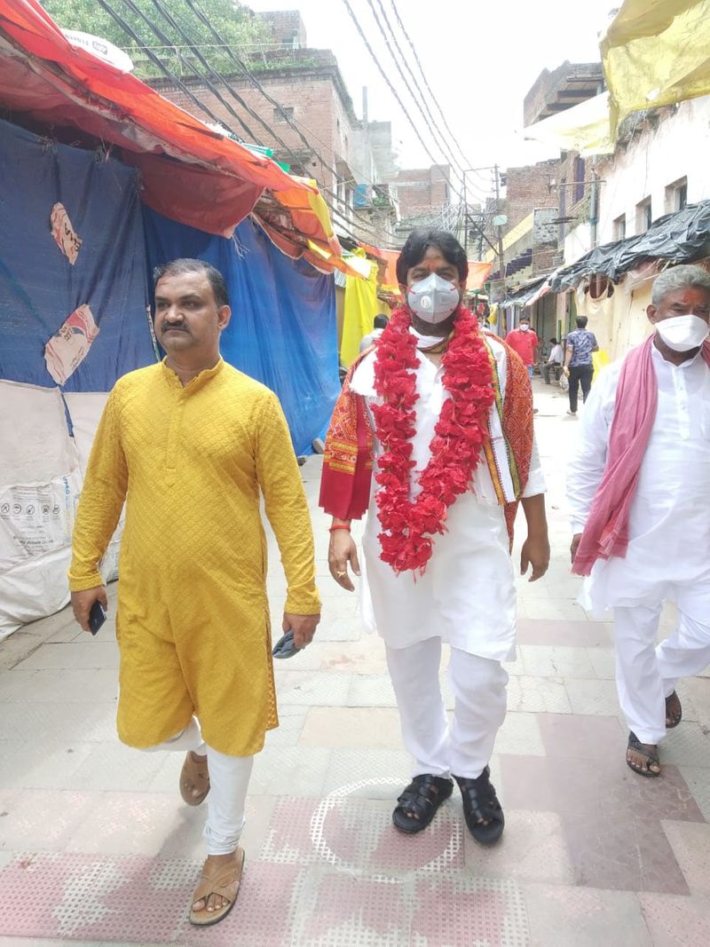 आय से ज्यादा संपत्ति के मामले में NIA ने इसी साल हुलास पांडेय के कई ठिकानों पर छापे मारे थे। 45 लाख कैश और डेढ़ किलो सोने की बरामदगी हुई थी। एलजेपी बाहुबली पर पैसों के फर्जी लेनदेन का भी आरोप लग चुका है। सरकारी कर्मचारियों को धमकाने के भी आरोप लग चुके हैं। हालांकि मामले अभी अदालत में चल रहे हैं और वो दोषी करार नहीं दिए गए हैं।
