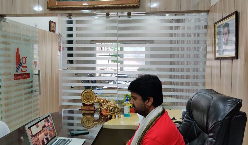 हुलास पांडेय के नाम करोड़ों की घोषित संपत्ति है। 2015 में उनकी ओर से दिए गए हलफनामा के मुताबिक संपत्ति करीब 4 करोड़ रुपये है। 10 लाख रुपये का कर्ज भी है। हुलास के पास कीमती गाड़ियां और दूसरी प्रॉपर्टी भी है। 