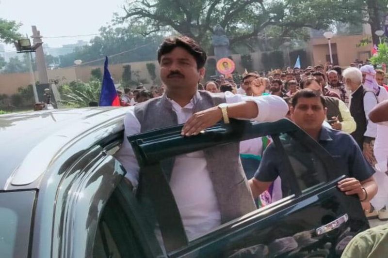 हुलास पांडे पर लगे आपराधिक आरोपों की बात की जाए तो लिस्ट बहुत छोटी पड़ जाएगी। इनके ऊपर हत्या की कोशिश, हत्या की धमकी, रंगदारी, वसूली के साथ अवैध हथियारों की तस्करी तक के आरोप हैं। बावजूद एलजेपी मेन उन्हें अहम पद दिया गया है और पार्टी के संसदीय दल में भी शामिल हैं।
