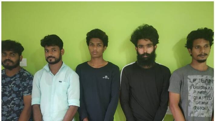5 youth held with 4 kg Ganja 5 youth held with 4 kg Ganja