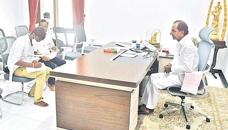 మరోవైపు సుమారు 50 వేల ప్రభుత్వ పోస్టులను భర్తీ చేస్తామని ప్రభుత్వం ప్రకటించింది. ఇప్పటికే 1.32 లక్షల ఉద్యోగాలను భర్తీ చేసినట్టుగా ప్రభుత్వం తెలిపింది. నిరుద్యోగుల ఓట్లను తమ వైపునకు మళ్లించుకొనేందుకు గాను రిక్రూట్ మెంట్ ప్రక్రియను చేపట్టనున్నట్టుగా ప్రభుత్వం తెలిపింది.