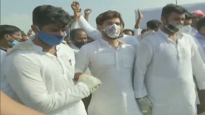 चिराग पासवान को संभालते उनके चचेरे भाई।