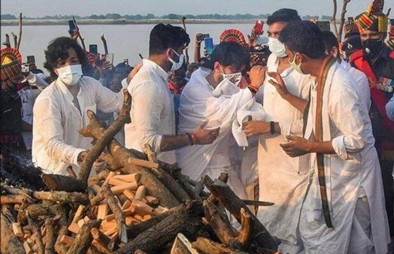 बताते चलें कि एलजेपी संस्थापक रामविलास पासवान का 8 अक्टूबर को निधन हो गया था। पासवान ने दो शादियां की थीं। चिराग, रीना पासवान से हुई संतान हैं। चिराग की एक बहन भी है। पासवान ने पहली पत्नी राजकुमारी देवी को तलाक दे दिया था। वो पैतृक गांव में रहती हैं। 