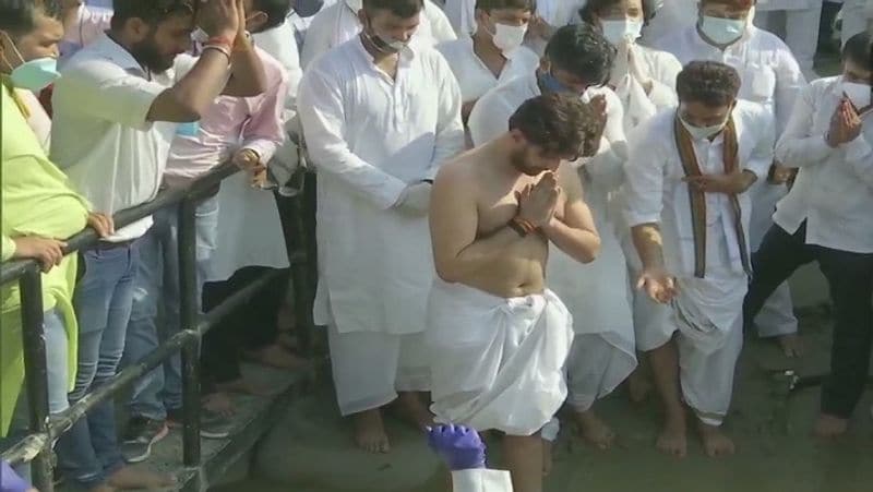 News 24 पर अनुराधा प्रसाद को दिए इंटरव्यू में चिराग ने कहा कि हमने ये फैसला इसलिए लिया है कि हम चुनाव के दौरान कमजोर नहीं दिखना चाहते। हालांकि इंटरव्यू में बात कहते-कहते चिराग रोने लगे। उनकी हालत ऐसी हो गई कि अनुराधा प्रसाद को इंटरव्यू वहीं बंद करना पड़ा। 