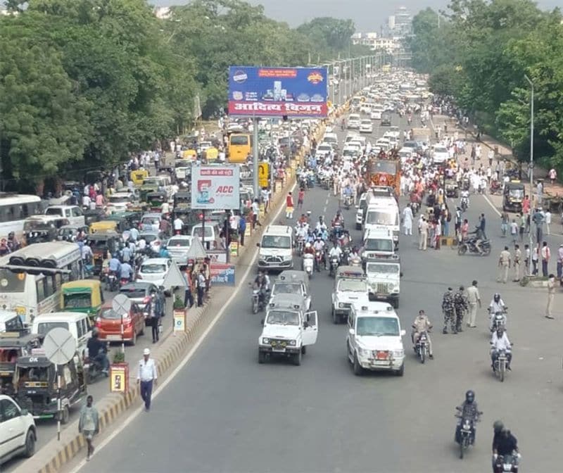 रामविलास पासवान के अंतिम संस्कार में शामिल होने के लिए सीएम नीतीश कुमार, केंद्रीय मंत्री रविशंकर प्रसाद, डिप्टी सीएम सुशील कुमार मोदी,केंद्रीय मंत्री गिरिराज सिंह, केंद्रीय मंत्री नित्यानंद राय,केंद्रीय मंत्री अश्विनी कुमार चौबे, मंत्री मंगल पांडेय, नेता विपक्ष तेजस्वी यादव, सांसद रामकृपाल यादव, महेश्वर हजारी समेत तमाम दलों के नेता मौजूद रहे।
