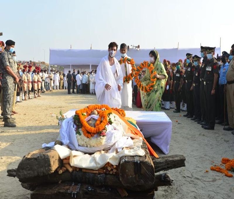 पहली शादी से भी रामविलास पासवान की दो बेटियां हैं। दोनों बेटियों की शादी हो गई है। एक दामाद अनिल साधु आरजेडी में हैं जबकि दूसरे दामाद मृणाल एलजेपी के टिकट पर चुनाव लड़ रहे हैं।
नोट : सभी तस्वीरें रामविलस पासवान के निधन के बाद की और उनके अंतिम संस्कार की हैं। 