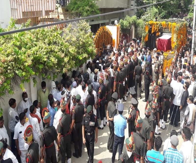 केंद्रीय मंत्री रामविलास पासवान की इसके पहले अंतिम यात्रा निकाली गई थी, जिसमें जगह-जगह से लोग जुड़ते गए। इस दौरान रास्ते से लेकर घाट तक रामविलास पासवान अमर रहें के नारे भी लगाए जा रहे थे।