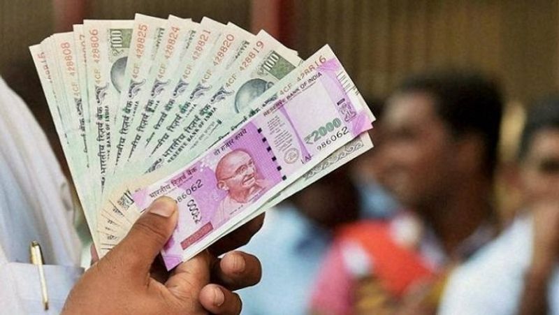 स्मॉल फाइनेंस बैंकों में कितना मिल रहा ब्याज
एयू स्मॉल फाइनेंस बैंक (AU Small Finance Bank) में फिक्स्ड डिपॉजिट पर 7 फीसदी की दर से ब्याज मिल रहा है। डीसीबी बैंक (DCB Bank) 6.95 फीसदी की दर से ब्याज दे रहा है। इस बैंक में 1.5 लाख रुपए का निवेश 5 साल के लिए करने के बाद वह बढ़कर 2,11,696 रुपए हो जाएगा। आईडीएफसी बैंक (IDFC FIRST Bank) में फिक्स्ड डिपॉजिट पर 6.75 फीसदी की दर से ब्याज मिल रहा है। बंधन बैंक (Bandhan Bank) और करूर वैश्य बैंक (Karur Vysya Bank) में 5 साल की एफडी पर 6 फीसदी की दर से ब्याज मिल रहा है।
(फाइल फोटो)
