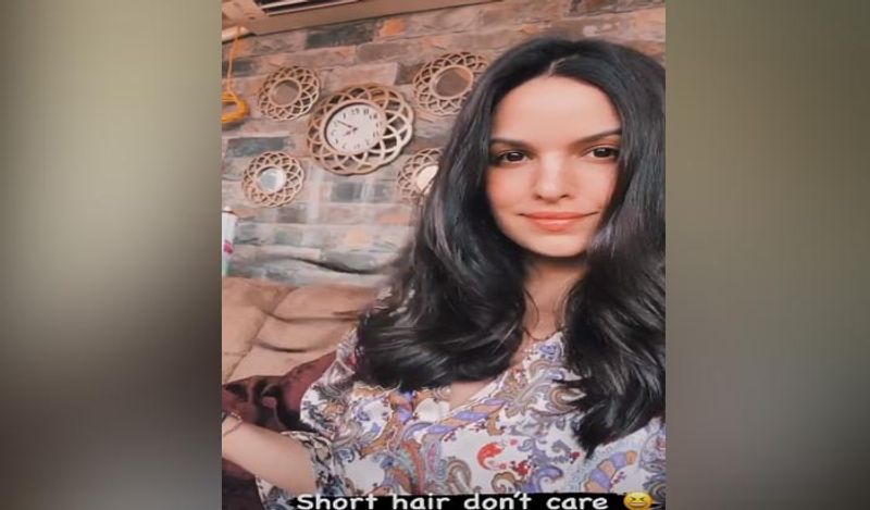 अपनी स्टोरी में ही नताशा ने इसका खुलासा किया। इसमें उन्होंने लिखा कि वो काफी समय से अपने बालों को छोटा करवाना चाह रही थी। लोगों को नताशा का नया लुक काफी पसंद आ रहा है। 