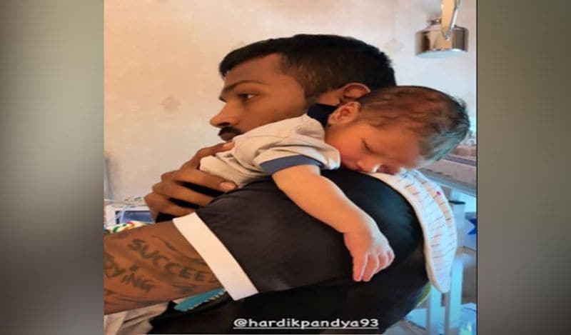 बता दें कि शादी और पिता बनने के बाद ये हार्दिक का पहला बर्थडे है। लेकिन आईपीएल की वजह वो बीवी और बच्चे से दूर हैं। ऐसे में सोशल मीडिया के जरिये ही नताशा ने पतिदेव को जन्मदिन विश किया। 