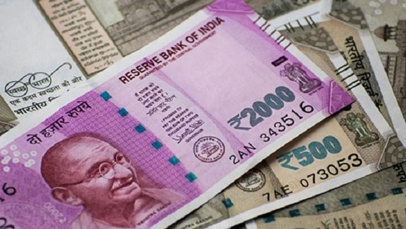सैलरी अकाउंट (Salary Account)
सैलरी अकाउंट बैंक में खोला गया वह खाता है, जिसमें किसी की सैलरी आती है। बैंक ये खाते कंपनियों और कॉरपोरेशन के कहने पर खोलते हैं। कंपनी के हर कर्मचारी का अपना सैलरी अकाउंट होता है। इसका संचालन उसे खुद करना होता है।
(फाइल फोटो)