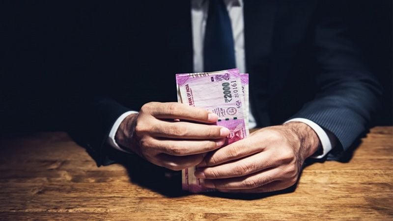कब जरूरी है मिनिमम बैलेंस रखना
अगर आपने नौकरी बदल ली है अपने सैलरी अकाउंट को बंद नहीं करवाया है, तो उसमें मिनिमम बैलेंस बनाए रखना होगा। ऐसा नहीं करने पर बैंक उस सेविंग्स अकाउंट पर मेंटेनेंस फीस या जुर्माना लगा सकता है। आम तौर पर प्राइवेट कंपनियां निजी बैंकों में सैलरी अकाउंट खुलवाती हैं। इन बैंकों में सेविंग्स अकाउंट में आम तौर पर मिनिमम बैलेस 10 हजार रुपए तक रखना होता है।
(फाइल फोटो)
