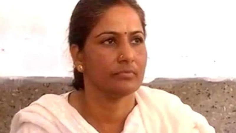 बिंदेश्वरी यादव उर्फ बिंदी यादव साल 2001 में वह गया जिला परिषद का अध्यक्ष चुना गया था। 2005 में राजद से टिकट नहीं मिला तो निर्दलीय लड़ लिया, लेकिन हार गया। 2010 में राजद ने टिकट तो दे दिया, लेकिन बिंदी की किस्मत ने साथ नहीं दिया। लेकिन, पत्नी मनोरमा को वह दो-दो बार एमएलसी बनवाने में कामयाब रहे। (फाइल फोटो)
