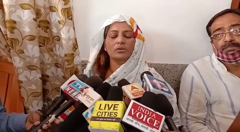जेडीयू ने गया जिले के अतरी सीट से मनोरमा देवी को टिकट दिया है। मनोरमा देवी कार को साइड नहीं देने के कारण हत्या करने वाले रॉकी यादव की मां हैं। वह वर्तमान में स्थानीय प्राधिकार क्षेत्र से विधान पार्षद हैं। जिनका कार्यकाल मई 2021 तक है। (फाइल फोटो)