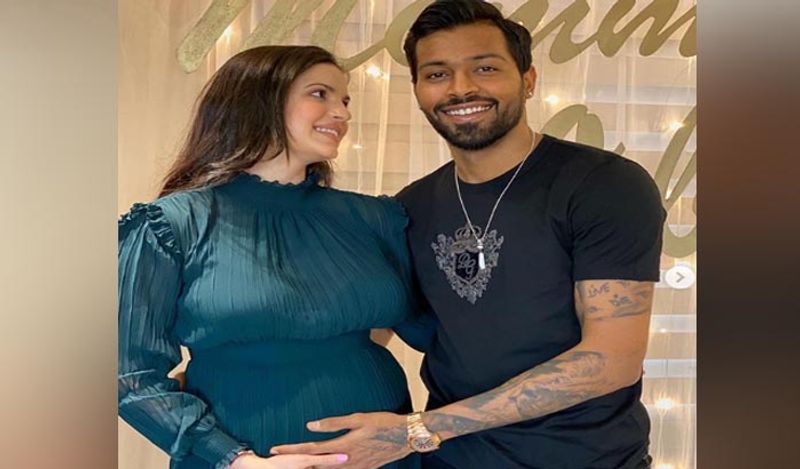 प्रेग्नेंसी शूट में भी हार्दिक अपनी पत्नी के साथ काले रंग के ही कपड़ों में ही नजर आए थे। तो देखा आपने कैसे हर तस्वीर में कैसे हार्दिक काले रंग के कपड़ों में दिखाई दे रहे थे। 